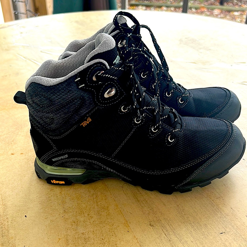 Teva waterproof Vibram boots excellent condition